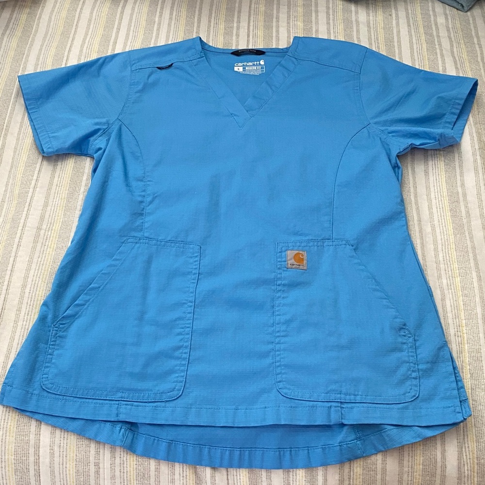 Women’s Carhartt RUGGED FLEX Modern Fit scrub top in size small.